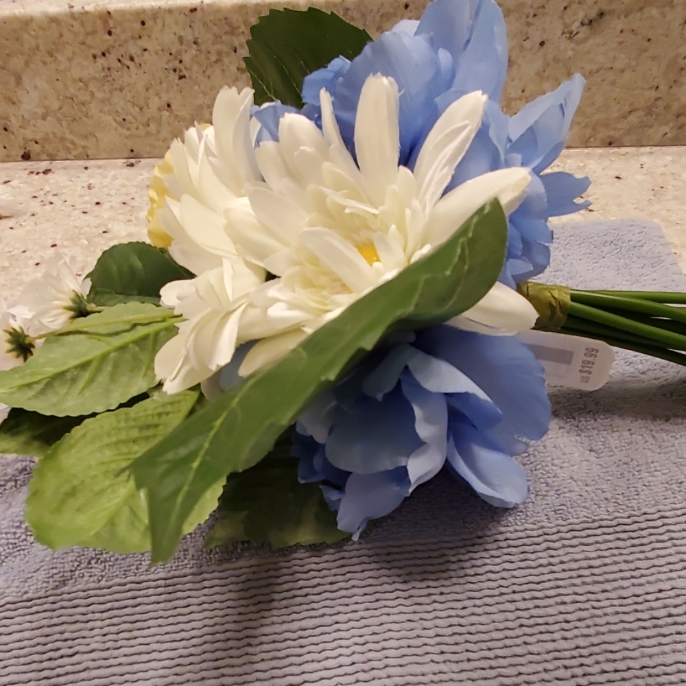 NWT FAUX FLORAL   SPRING BOUQUET - Picture 3 of 4